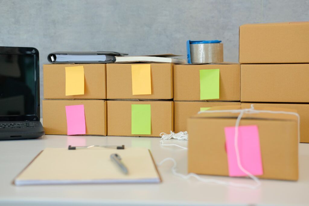 Imagen de una oficina con cajas con distintivos de colores, para su organización.